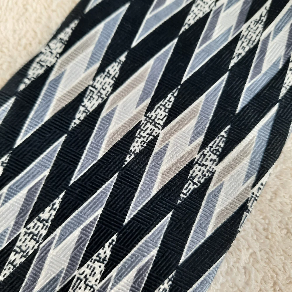 Oscar de la Renta Black and Silver Patterned Silk Men's Necktie - Picture 6 of 7